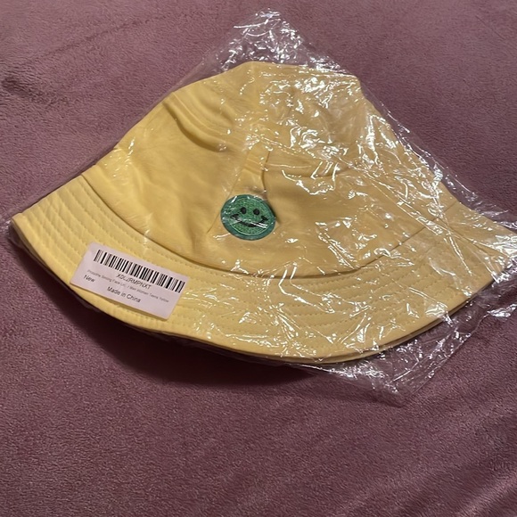 Yellow cotton adjustable bucket hat with a smiley face NIB - Picture 6 of 6